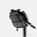 Bolsa de sillín negra Lezyne Road Caddy de Velo Store Mx montada bajo un asiento de bicicleta con correa de velcro
