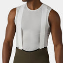 Capa base sin mangas blanca de malla técnica Velocio Ultralight SL para ciclismo, usada bajo peto verde oliva.