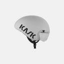 Casco de ciclismo aerodinámico Kask Bambino Pro de Velo Store Mx en color blanco con visera magnética integrada