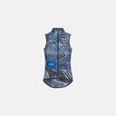 Chaleco de ciclismo Velo Store Mx Pas Normal Studios T.K.O. Mechanism en azul con estampado técnico y cremallera.