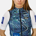 Ciclista con chaleco Velo Store Mx Pas Normal Studios T.K.O. Mechanism Stow Away azul con diseño gráfico abstracto