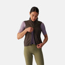 Ciclista mujer usando chaleco Velocio Ultralight color oliva oscuro, resistente al viento y ultraligero.