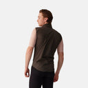 Ciclista con chaleco Velocio LUXE Ultralight color oscuro, con ventilación cortada con láser en la espalda, Velo Store Mx