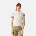 Ciclista con chaleco Velocio Ultralight blanco, cremallera naranja y ajuste aerodinámico en Velo Store Mx