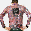 Vista trasera de la chamarra Velo Store Mx Pas Normal Studios T.K.O. Mechanism con estampado abstracto y logo T.K.O.