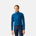 Ciclista mujer vistiendo chaqueta térmica azul oscuro Pas Normal Studios Essential con cuello alto en estudio