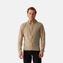 Hombre vistiendo chaqueta beige Velocio Ultrapack de Velo Store Mx, ligera y resistente al viento para ciclismo.