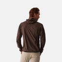 Vista trasera de hombre con chaqueta marrón Velocio Ultrapack de Velo Store Mx, ligera y resistente al viento.