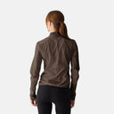 Chaqueta Velocio Ultralight para dama en color marrón, vista trasera con ventilación láser, de Velo Store Mx.
