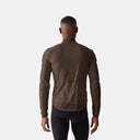 Vista trasera de la chaqueta de ciclismo Velocio Ultralight en color marrón, con ventilación láser, de Velo Store Mx.