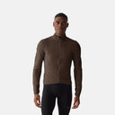 Chaqueta de ciclismo Velocio Ultralight color marrón, ultraligera y resistente al viento, usada por un modelo.