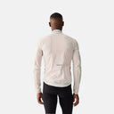 Vista trasera de la chaqueta de ciclismo Velo Store Mx Velocio Ultralight en color natural con ventilación láser.