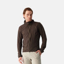 Modelo vistiendo chaqueta marrón Velocio Ultrapack de Velo Store Mx, ligera, resistente al viento y transpirable.