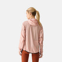 Chaqueta rosa Velocio Ultrapack para mujer, ultraligera y resistente al viento, vista trasera en Velo Store Mx.