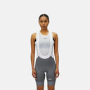 Modelo vistiendo culote con tirantes Pas Normal Studios Mechanism en gris medio con malla blanca transpirable