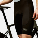 Culote negro Pas Normal Studios Mechanism Pro con tejido técnico y ajuste de competición sobre una bicicleta