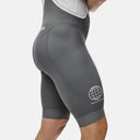 Culote con tirantes Pas Normal Studios Mechanism en gris medio con textura geométrica y logo Road to Nowhere