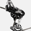 Desviador trasero SRAM 1987 Edition Eagle Transmission AXS en acabado plateado y negro con cadena T-Type de Velo Store Mx