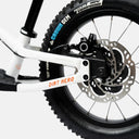 Detalle del freno de disco hidráulico y llanta todoterreno en la bicicleta de balance Velo Store Mx Dirt Hero blanca