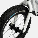Detalle de la rueda delantera y horquilla de la bicicleta Velo Store Mx Kids Ride Shotgun Dirt Hero con llanta Vee Tire