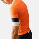 Jersey de ciclismo Velo Store Mx Pas Normal Studios Solitude Late Drop en color ámbar con detalles en gris y blanco.