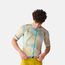 Ciclista con jersey Velocio ONE Artist GEO de Velo Store Mx, diseño geométrico en tonos pastel y cremallera azul.