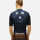 Ciclista de espaldas vistiendo el jersey azul marino Pas Normal Studios Mechanism con logo PNS y ajuste aerodinámico