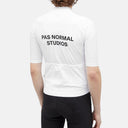 Jersey de ciclismo blanco Pas Normal Studios Essential para hombre, vista trasera con bolsillos y logo impreso.