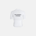 Jersey de ciclismo blanco Velo Store Mx Essential con logo Pas Normal Studios en la espalda y bolsillos traseros