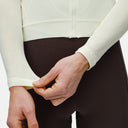 Detalle de manga de jersey de ciclismo Pas Normal Studios Essential Light en color crema con textura de nido de abeja