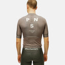 Jersey de ciclismo Pas Normal Studios Mechanism color gris topo con ajuste aerodinámico y logo en la espalda