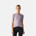 Ciclista mujer vistiendo jersey Velocio ONE color lila con ajuste anatómico y cremallera frontal en Velo Store Mx