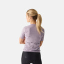 Jersey de ciclismo para mujer Velo Store Mx en color lila, con ajuste anatómico y bolsillos traseros reforzados.