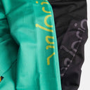 Detalle de tejido de malla transpirable en jersey de ciclismo Velo Store Mx, colores verde y negro con logo Velocio.