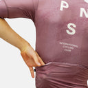 Jersey de ciclismo Velo Store Mx Mechanism en color malva con bolsillos traseros y logo de Pas Normal Studios