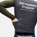 Jersey de ciclismo Velo Store Mx Pas Normal Studios Mechanism gris con mangas largas verde oliva y bolsillos traseros