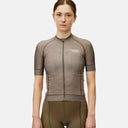 Jersey de ciclismo Velo Store Mx Pas Normal Studios Mechanism para dama en color marrón con ajuste aerodinámico.