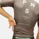 Jersey de ciclismo Velo Store Mx Pas Normal Studios Mechanism color marrón con bolsillos traseros y logo estampado