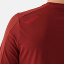 Detalle del hombro del jersey de ciclismo Velo Store Mx Velocio Delta TRAIL en color marrón rojizo con logo