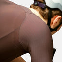 Jersey de ciclismo Pas Normal Studios Mechanism Pro color marrón con tejido técnico elástico y ajuste aerodinámico.