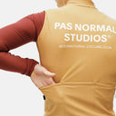 Jersey de ciclismo Pas Normal Studios para mujer en color ocre con mangas granates y bolsillos traseros