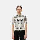 Ciclista con jersey Pas Normal Studios Essential Light en color Dot Off White con estampado de puntos negros