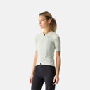 Ciclista mujer vistiendo jersey de ciclismo Velocio ONE color verde menta claro con ajuste anatómico y cierre frontal