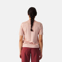 Vista trasera del jersey de ciclismo Velocio Ultralight para mujer en color rosa, con tejido de malla transpirable.