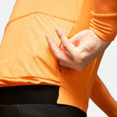 Detalle del bolsillo trasero reforzado en el jersey de ciclismo naranja Velo Store Mx Mechanism de manga larga.