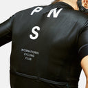 Jersey de ciclismo Velo Store Mx Pas Normal Studios Mechanism negro con logo blanco y ajuste aerodinámico