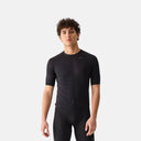 Ciclista masculino vistiendo jersey de ciclismo negro Velocio ONE de ajuste aerodinámico y tejido técnico reciclado.