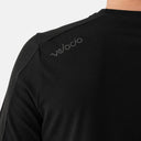 Detalle del hombro del jersey de ciclismo Velo Store Mx Velocio Delta Trail negro con tejido técnico de cuadrícula