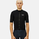 Ciclista con jersey negro de ciclismo Pas Normal Studios Essential de Velo Store Mx, ajuste relajado y tejido técnico.