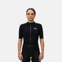 Ciclista mujer vistiendo el jersey negro Essential de Velo Store Mx, diseño técnico transpirable para ciclismo.